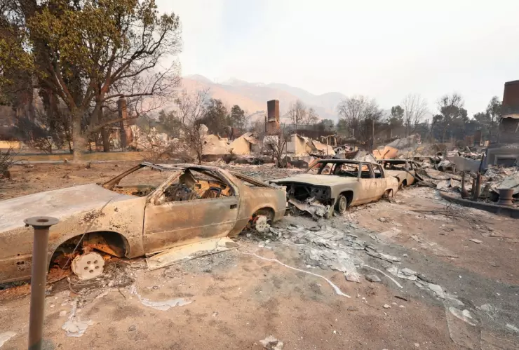 Coches y casas quemadas tras el devastador incendio en California