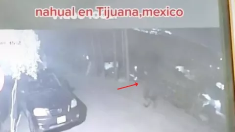 Imagen de un video de cámara de seguridad de una casa donde se ve a un presunto nahual en una colonia de Tijuana, Baja California