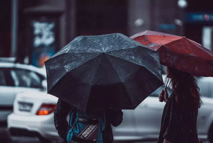 Personas bajo la lluvia en Tijuana
