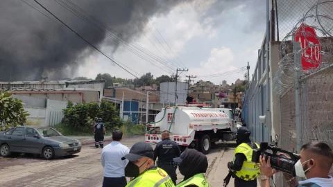 Explosión de tanque provoca incendio en fábrica en Tultitlán