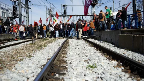 El presidente de Francia, Emmanuel Macron salió en defensa de su reforma al sistema de pensiones, a pesar de las protestas. Reconoce que es impopular pero necesaria