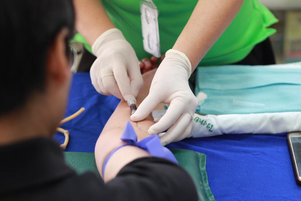 hombre analisis de sangre