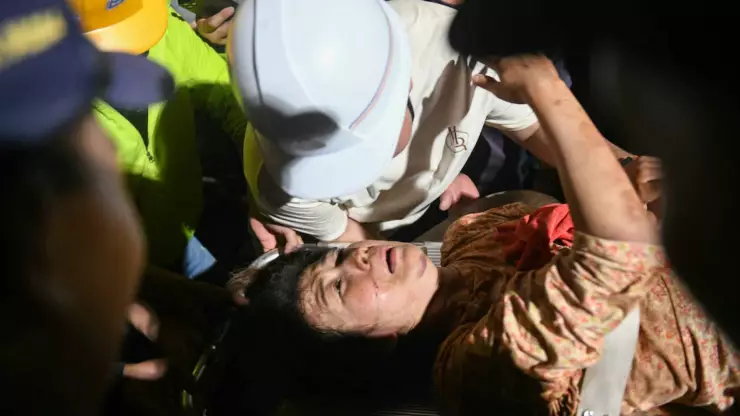 Rescatan mujer en Myanmar