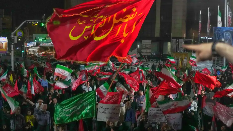 Manifestantes progubernamentales se congregan en una plaza en Teherán, Irán.