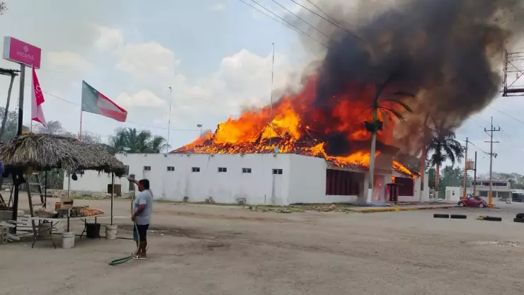 ¡Caos en la carretera Mérida–Campeche! Incendio consume palapa turística en Halachó; cierran la circulación
