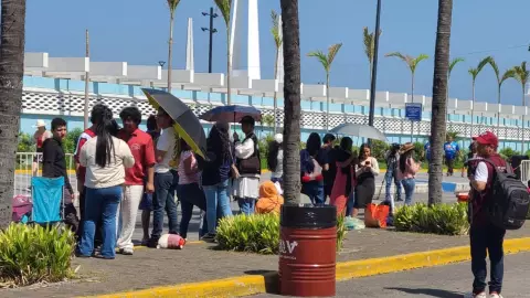 ¡Largas filas! Fans de Mon Laferte esperan bajo el sol para concierto en Carnaval de Veracruz