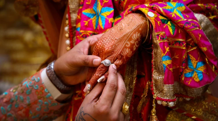 esposa India celular.jpg