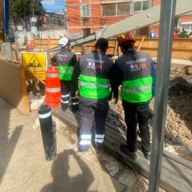 Pluma de grúa se desploma en construcción en Iztacalco.