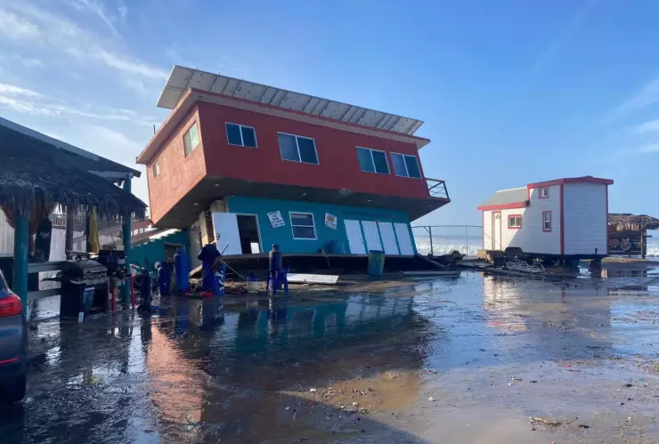 Casa en peligro por alto oleaje en Rosarito
