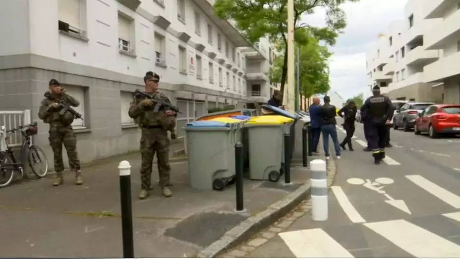 Policías cerca de una escuela donde ocurrió un hecho de violencia en Nantes, Francia.
