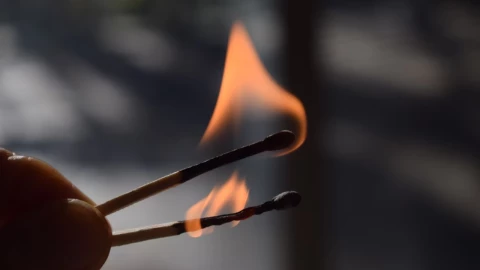 Mujer se enferma de celos y prende fuego a su esposo y a una joven tras rociarles gasolina