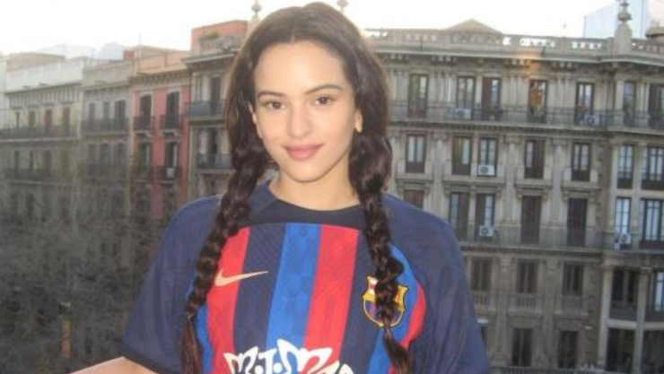 Rosalía con la camiseta del Barcelona