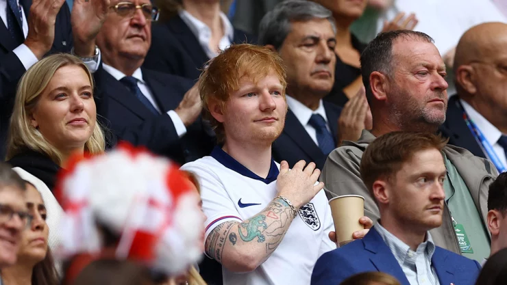 Ed Sheeran con la camiseta de Inglaterra