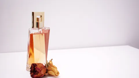 La forma correcta de mezclar tus perfumes y oler rico todo el día