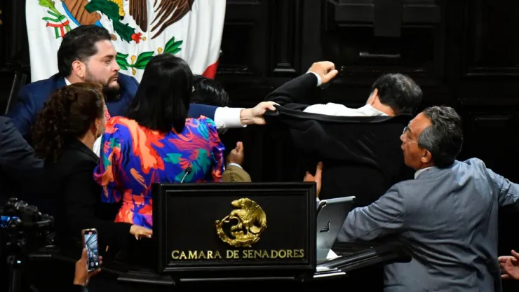 Senado pelea