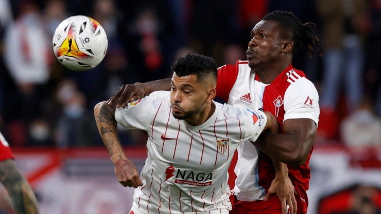 Tecatito Corona ante el Celta