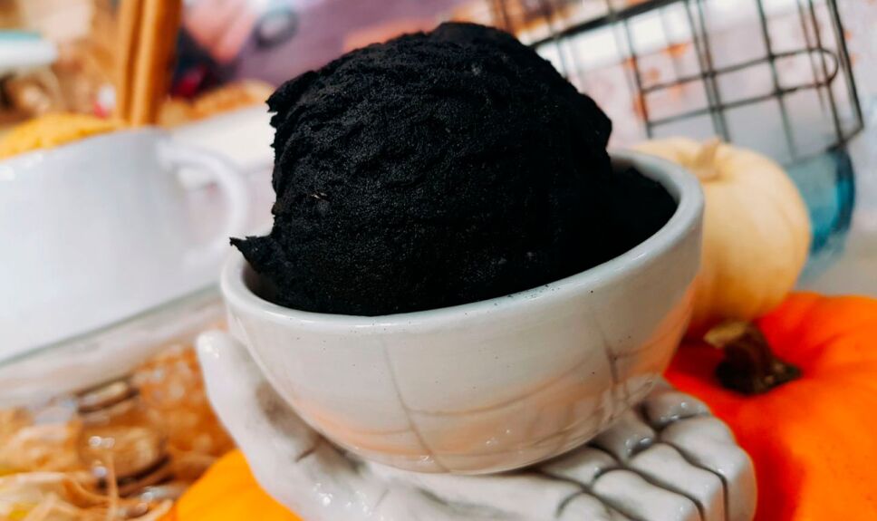 Helado negro con hielo seco