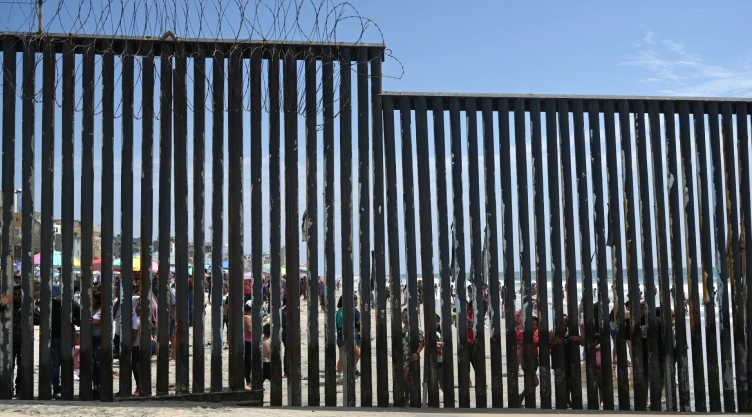 ¿Qué opinan los latinos sobre la deportación masiva de migrantes?