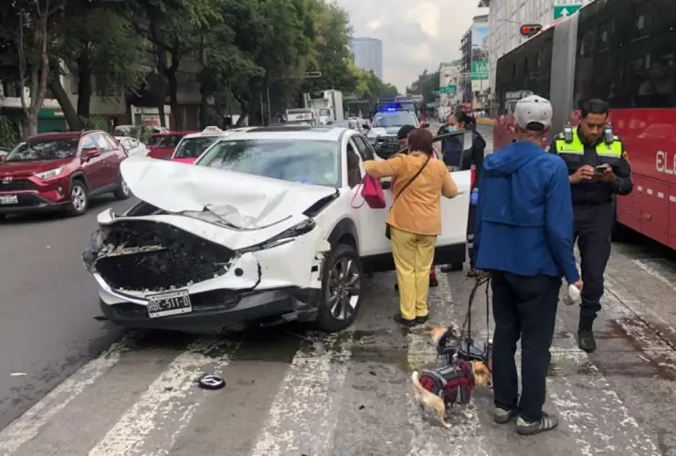 Metrobús de la CDMX choca contra una camioneta en la Roma Norte, alcaldía Cuauhtémoc