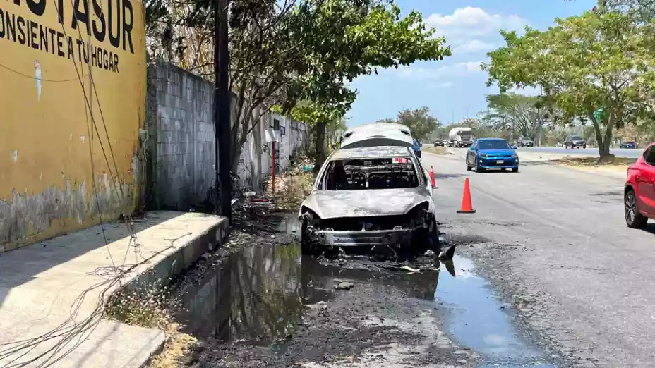 FOTOS_ Fuerte incendio consumó por completo un vehículo en periférico exterior este 5 de mayo de 2025