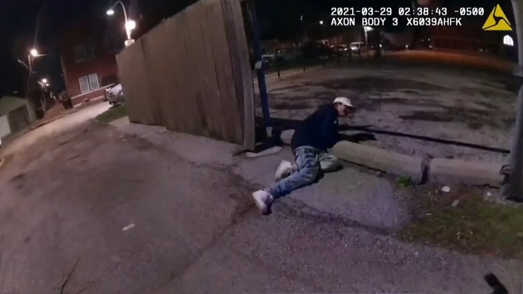 Policía de Chicago dispara y mata a Adam Toledo de 13 años de edad.