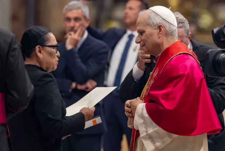 Rosa Icela Rodríguez entrega carta de invitación a México al papa León XIV