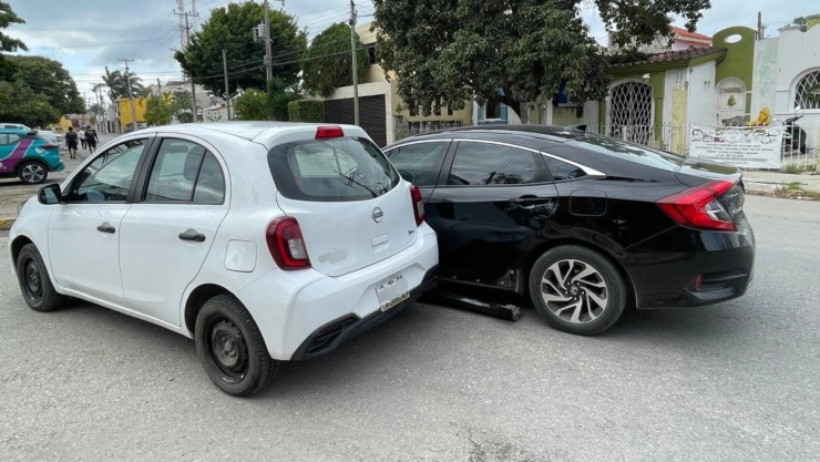 Se reporta FUERTE CHOQUE entre dos autos en Campeche; ¿hay heridos?