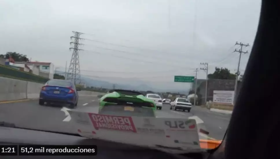 Autos deportivos a exceso de velocidad en Cuernavaca
