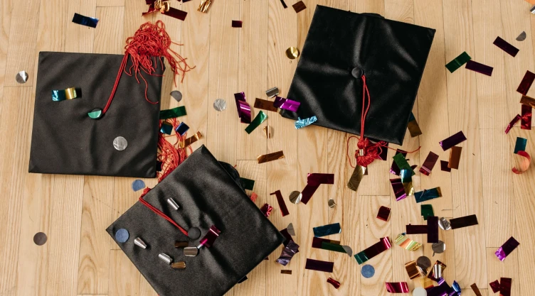 3 ideas para hacer birretes de graduación con materiales reciclados