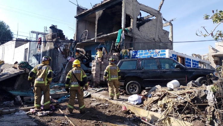 Explosión en Chimalhuacán. Bomberos recorren los escombros tras la explosión.