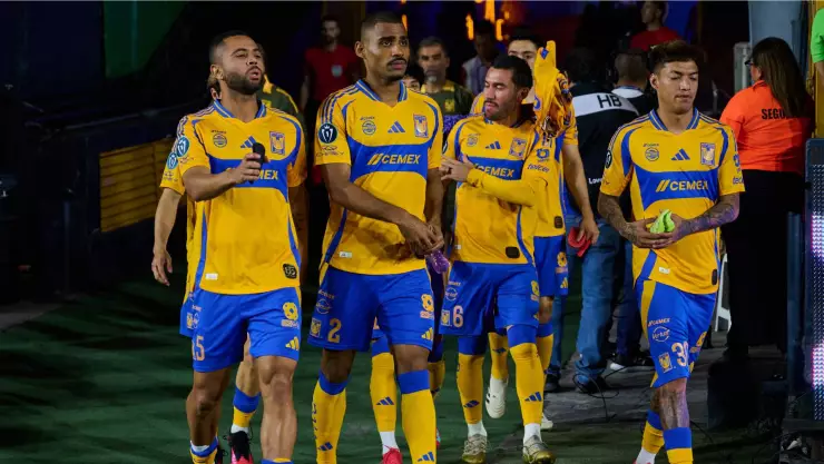 Jugadores de Tigres saliendo al Estadio Universitario