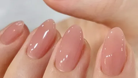 Luce un clean look en tus uñas con estos diseños