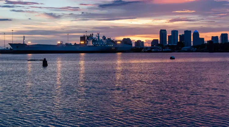 la ciudad de Tampa en Florida en un bonito amanecer