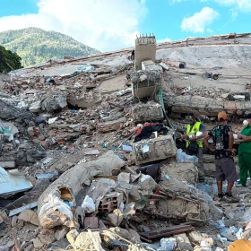 rescatistas_derrumbe_La_Guaira_sismos_Venezuela