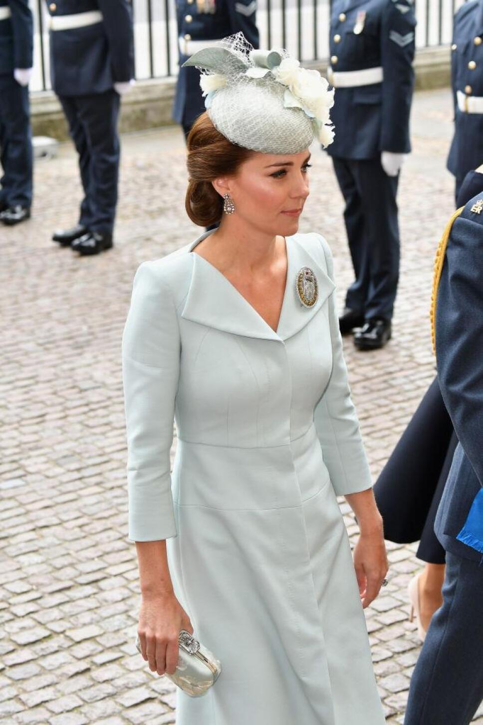 Kate en un evento de la realeza luciendo un outfit con sombrero y clutch plateado Foto Especial