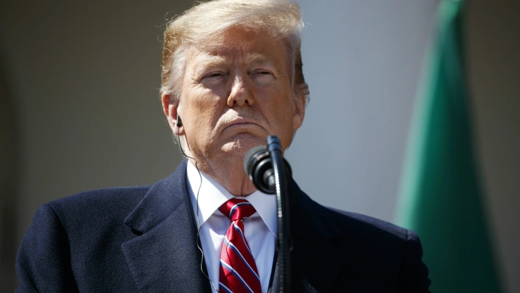 El presidente ordenó una investigación de antecedentes extremos, insistiendo en que Estados Unidos debe garantizar que las personas admitidas en este país no tengan actitudes hostiles hacia él. Imagen: AP