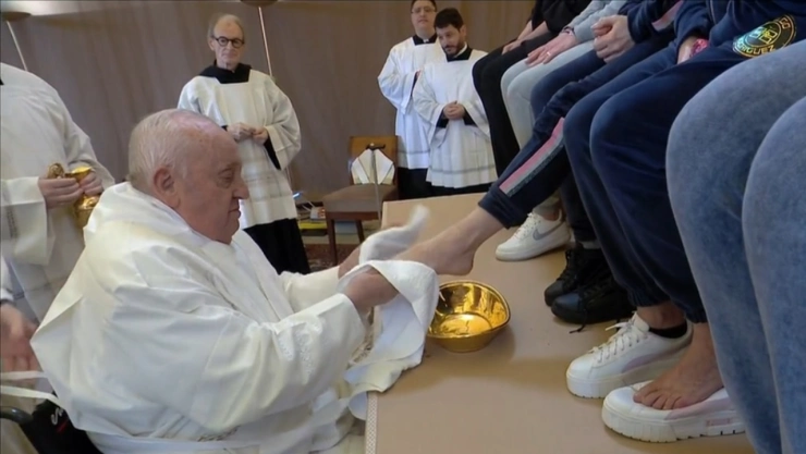 papa-francisco-lavado-pies-jueves-santo-2024
