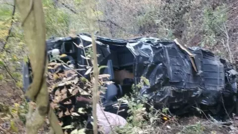 Camioneta cae a barranco en Oaxaca