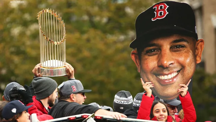 Alex Cora es uno de los candidatos para dirigir a Boston