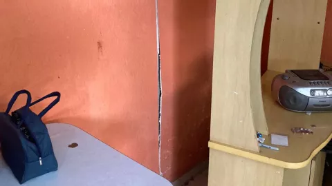 Derrumbe en Camino Verde afecta pared de vivienda, es zona de riesgo