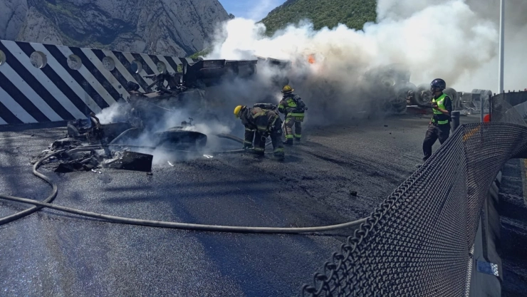 Choque en autopista a Saltillo dejó personas muertas y lesionadas.