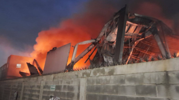 Registran fuerte incendio en fábrica de Escobedo, Nuevo León