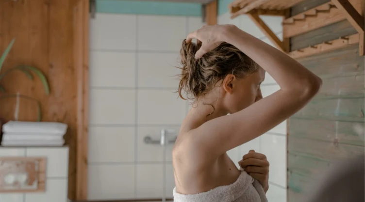 3 errores al secarte el cabello con toalla que lo están rompiendo desde la raíz