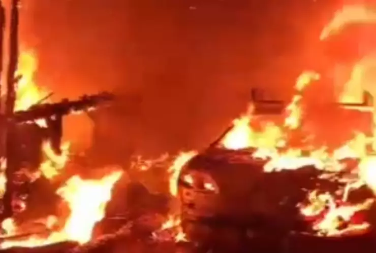 Diez bomberos combaten fuego que destruyó casa completa en Cañón de las Rosas