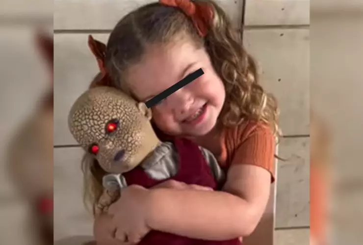 Niña se enamora de muñeca diabólica.