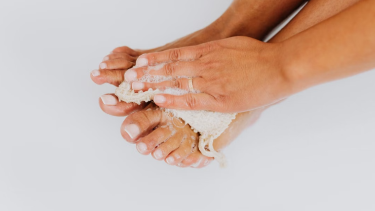 3 exfoliantes para pies que puedes hacer en casa para una suavidad extrema
