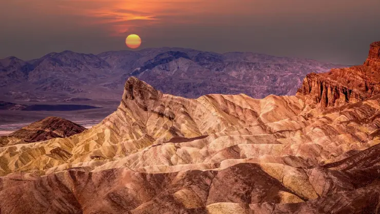 un hermoso atardecer en el Death Valley National Park