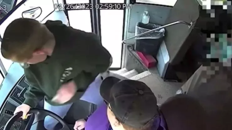 Niño evita camión choque