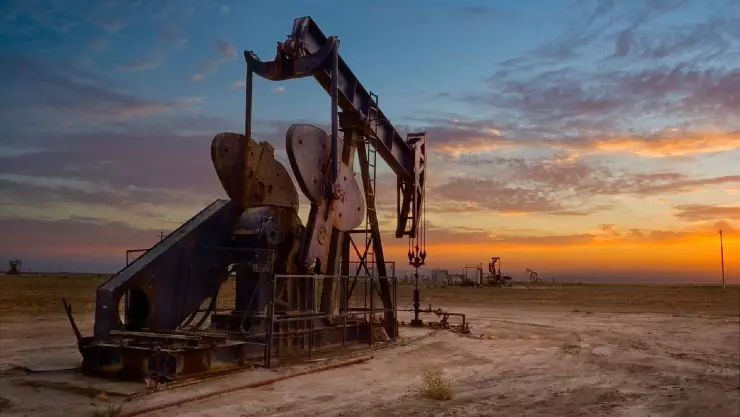 un pozo petrolífico en California durante un hermoso atardecer