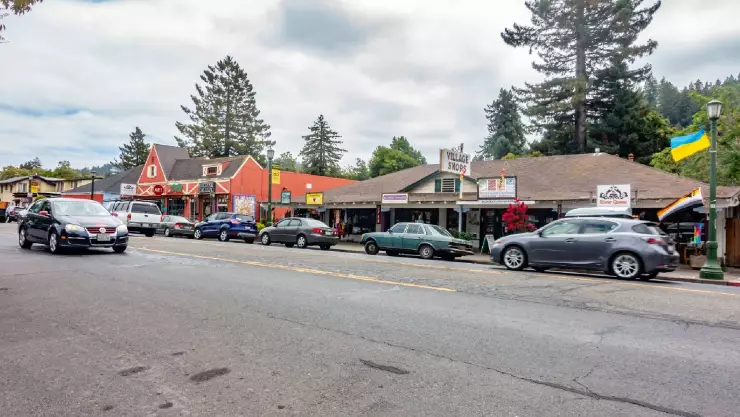 Guerneville, California es un asombroso pueblo que destaca por sus gloriosas vinotecas